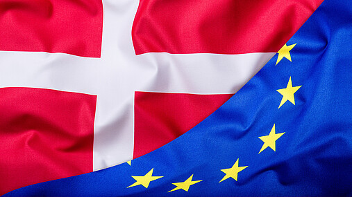 Foto zum Thema "Dänemark EU-Ratspräsidentschaft": Zu sehen ist eine Collage aus dänischer und europäischer Flagge.