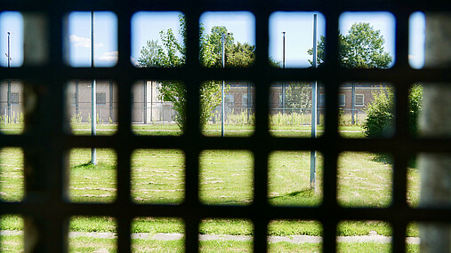 Foto zum Thema "JVA Hahnöfersand": Zu sehen ist die Sicht aus einem vergitterten Fenster.