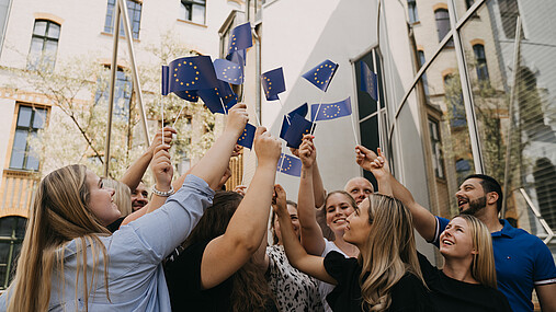 Foto zum Thema "Europatag 2026": Zu sehen sind Mitglieder der dbb jugend mit Europafähnchen.