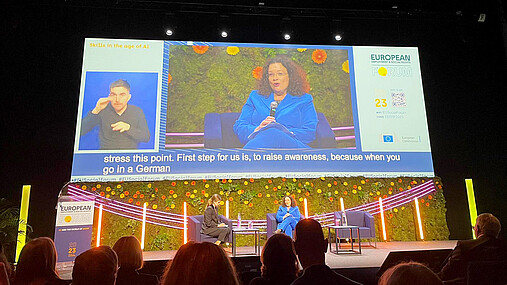 Foto zum Thema "WEP": Zu sehen ist Andrea Nahles auf einer Großleinwand während der Podiumsdiskussion.