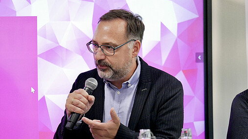 Foto zum Thema "Gewalt am Arbeitsplatz": Zu sehen ist der Kieler Stadtrat Christian Zierau während der Podiumsdiskussion.