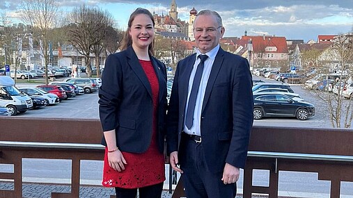 Europaabgeordneter Norbert Lins und Julia Mayer, Sprecherin AG Europa der dbb jugend stehen nebeneinander und gucken in die Kamera.
