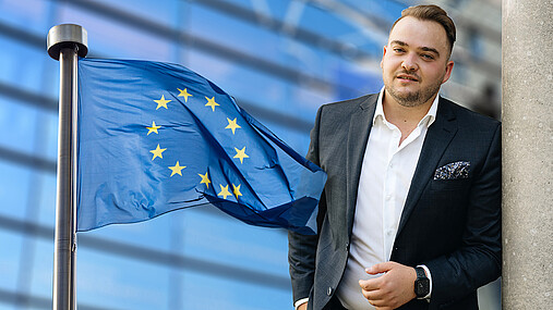 Foto-Montage zum Thema "EU-Irrtümer": Links ist eine EU-Fahne zu sehen, die im Wind flattert. Rechts Matthäus Fandrejewski, Vorsitzender der dbb jugend.