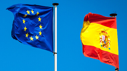 Foto zum Thema "spanische Ratspräsidentschaft": Zu sehen sind die Fahnen der EU und Spanien, die im Wind flattern.