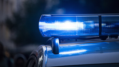 Foto zum Thema lustige Polizeieinsätze: Zu sehen ist ein Blaulicht auf einem Streifenwagen.