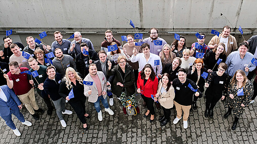 Foto zum Thema Forderungen der dbb jugend zur Europawahl: Zu sehen sind Mitglieder der dbb jugend, die kleine Europafähnchen schwenken.