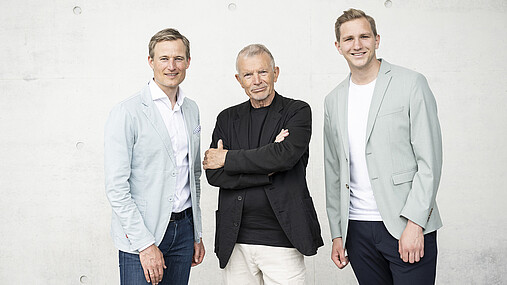 Foto zum Thema "Trendstudie Jugend in Deutschland 2025": Zu sehen ist da Autorenteam. Simon Schnetzer, Klaus Hurrelmann und Kilian Hampel (von links).