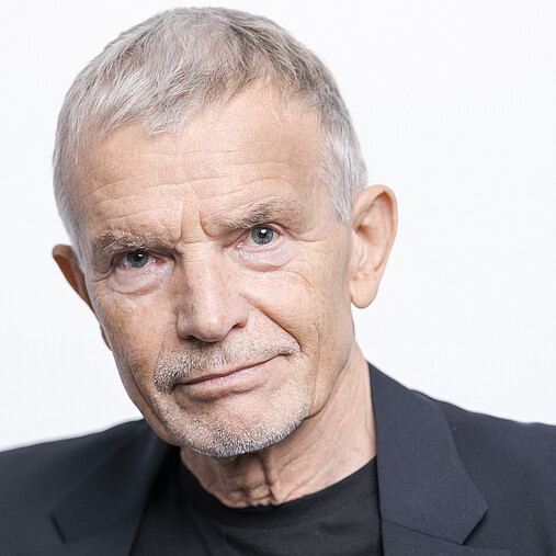 Foto zum Thema warum wählen junge Leute AfD: Zu sehen ist Klaus Hurrelmann, Professor of Public Health and Education an der Hertie School in Berlin, der im Interview mögliche Erklärungen schildert.