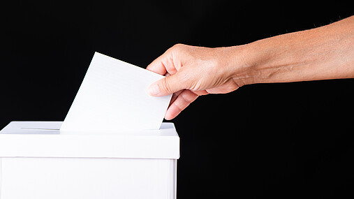 Foto zum Thema "Landtagswahlen in Sachsen und Thüringen": Zu sehen ist eine Hand, die den Wahlzettel in die Wahlurne steckt. Es handelt sich um ein Symbolbild.