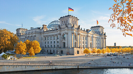 Foto zum Theme "Reformen im öffentlichen Dienst": Zu sehen ist der Bundestag, der die neue Regierung symbolisiert, an die sich die Forderungen der dbb jugend richten.