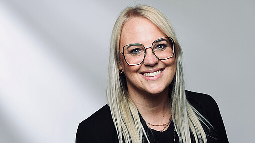 Foto zum Thema "Kommunaler Verwaltungsdienst duales Studium": Zu sehen ist ein Porträt von Nicole, die Einblicke in ihren Werdegang gibt.