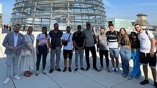 Das Foto zeigt die Gruppe aus Israel mit Mitgliedern der dbb jugend. Im Hintergrund ist die Kuppel des Bundestags zu sehen.
