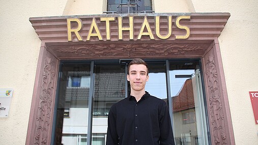 Foto zum Thema "wie wird man Kämmerer": Zu sehen ist Niklas Riedinger, Kämmerer der Gemeinde Forbach im Schwarzwald. Er steht vor dem Rathaus.