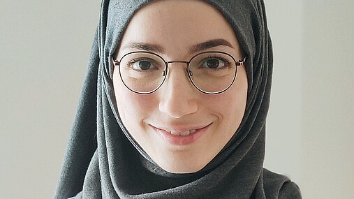 Foto zum Thema Lehrerin mit Kopftuch: Zu sehen ist Subeida Renz, die ein Kopftuch trägt und an einer Hamburger Grundschule unterrichtet.