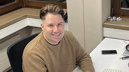 Foto zum Thema "Ausbildung bei der Sozialversicherung": Zu sehen ist Marc, der Einblicke in seinen Job gibt. Er sitzt am Schreibtisch.