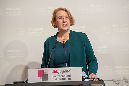 Foto zum Thema "Ideencampus 2025": Zu sehen ist Lisa Paus, geschäftsführende Bundesfamilienministerin, am Rednerpult.