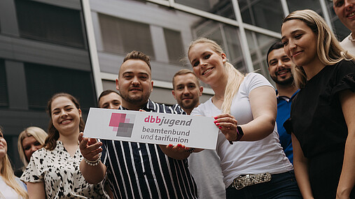 Foto zum Thema Mitarbeiterbindung im öffentlichen Dienst: Zu sehen ist eine Gruppe von jungen Beschäftigten im öffentlichen Dienst.