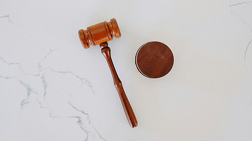 Foto zum Thema "Zeugnisverweigerungsrecht Soziale Arbeit": Zu sehen ist Richterhammer. Es handelt sich um ein Symbolbild.