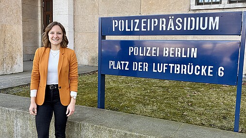 Foto zum Thema "wie wird man Phantombildzeichner*in": Zu sehen ist Vanessa, die bei der Polizei Berlin als Phantombildzeichnerin arbeitet, vor dem Präsidium.